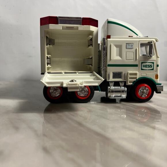 Rare 1997 Hess Oil Toy Truck with Racers - Tested Working Model - Picture 4 of 7